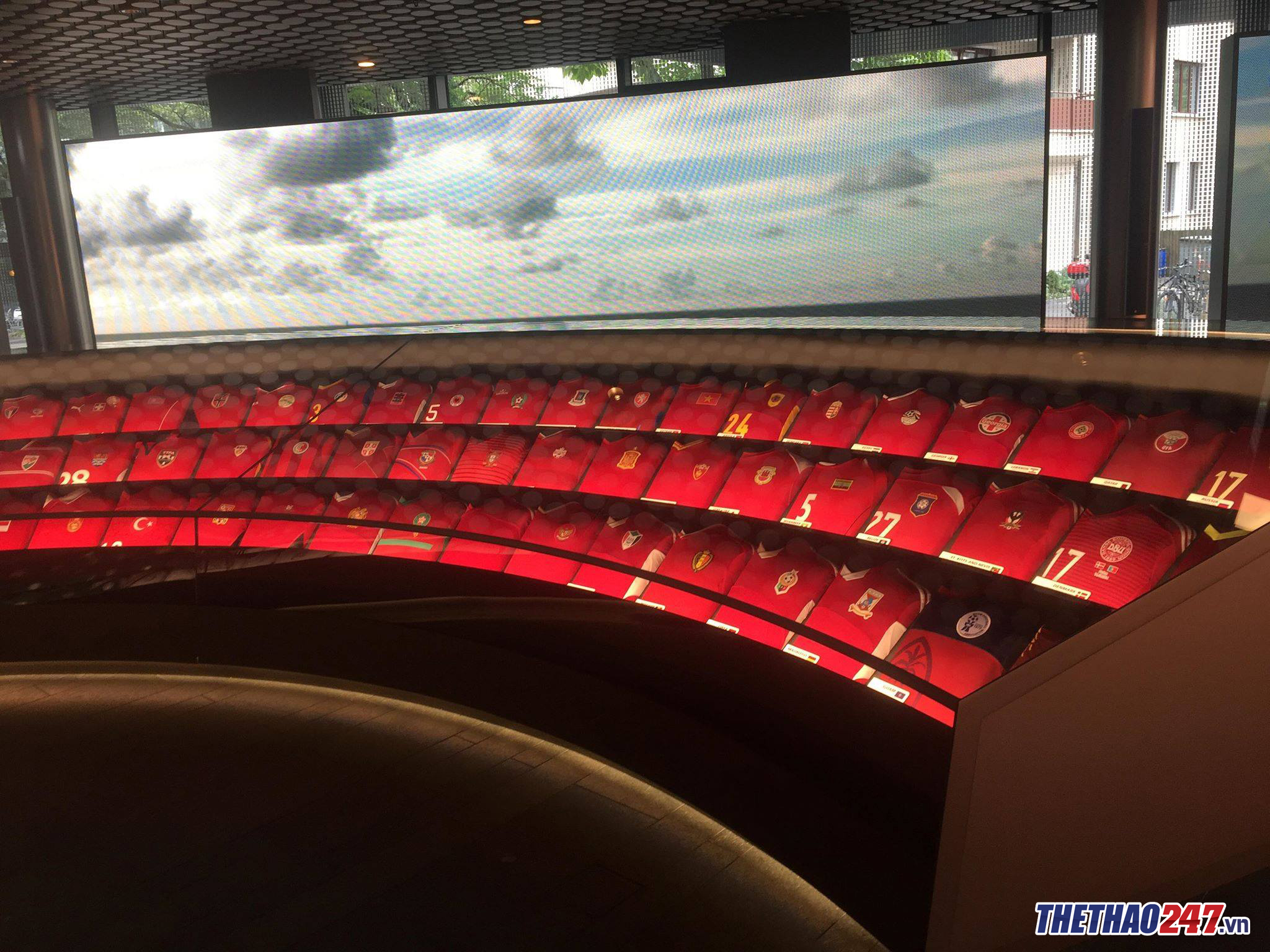 Khu vực trưng bày áo đấu của các đội tuyển quốc gia thành viên FIFA.