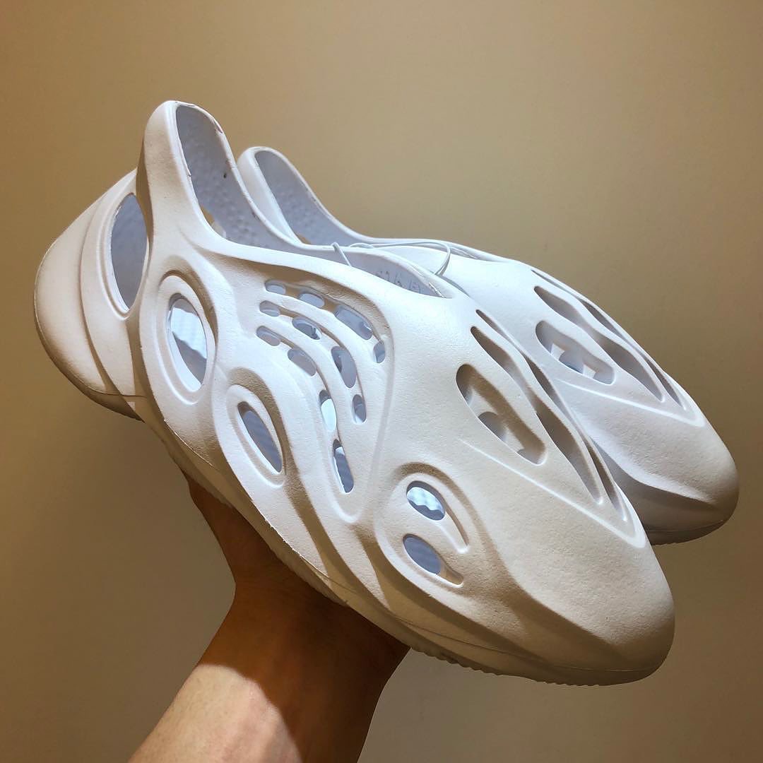 Giày 'độc' YEEZY Foam Runner của Adidas lộ diện cả 4 màu