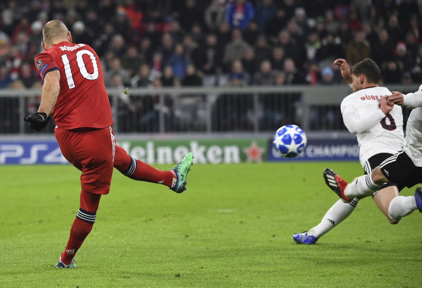 Những pha bóng như thế này đã trở thành thương hiệu của Arjen Robben Robben