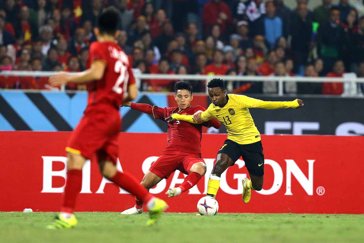 Tiền đạo Sumareh đã không thể vượt qua hàng phòng ngự của ĐT Việt Nam Sumareh