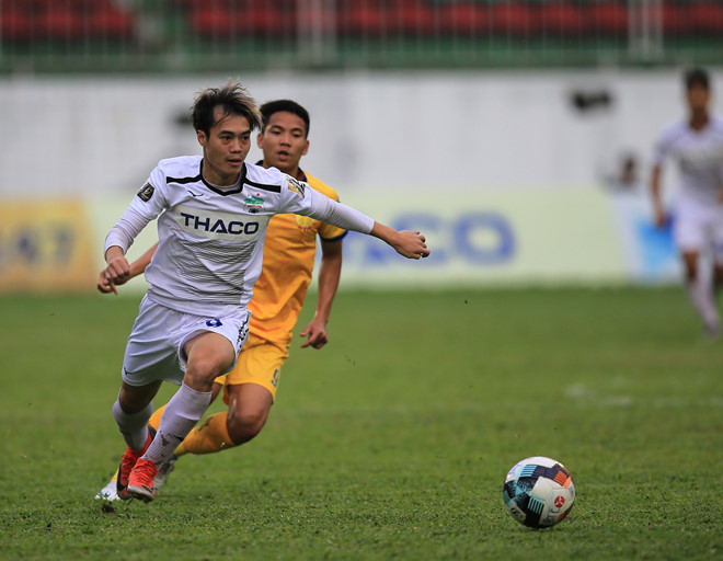 Văn Toàn đã nhận giải thưởng Cầu thủ xuất sắc nhất tháng 5 của V-League 2019 Văn Toàn