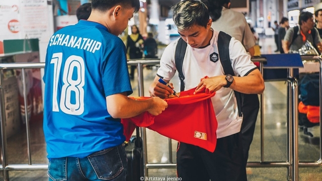 Chanathip Songkrasin ký tặng người hâm mộ sau khi trở về từ Nhật Bản. Ảnh: Siamsport Chanathip Songkrasin