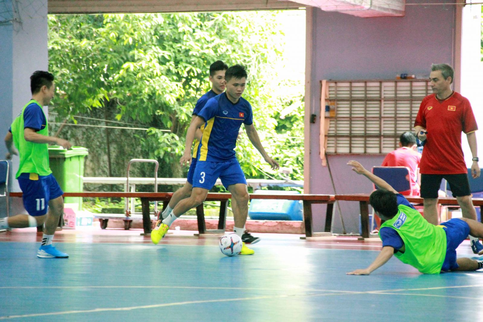 HLV trưởng Miguel Rodrigo dành sự quan tâm đặc biệt đến việc củng cố thể lực cho các cầu thủ trong tuần đầu tập luyện.