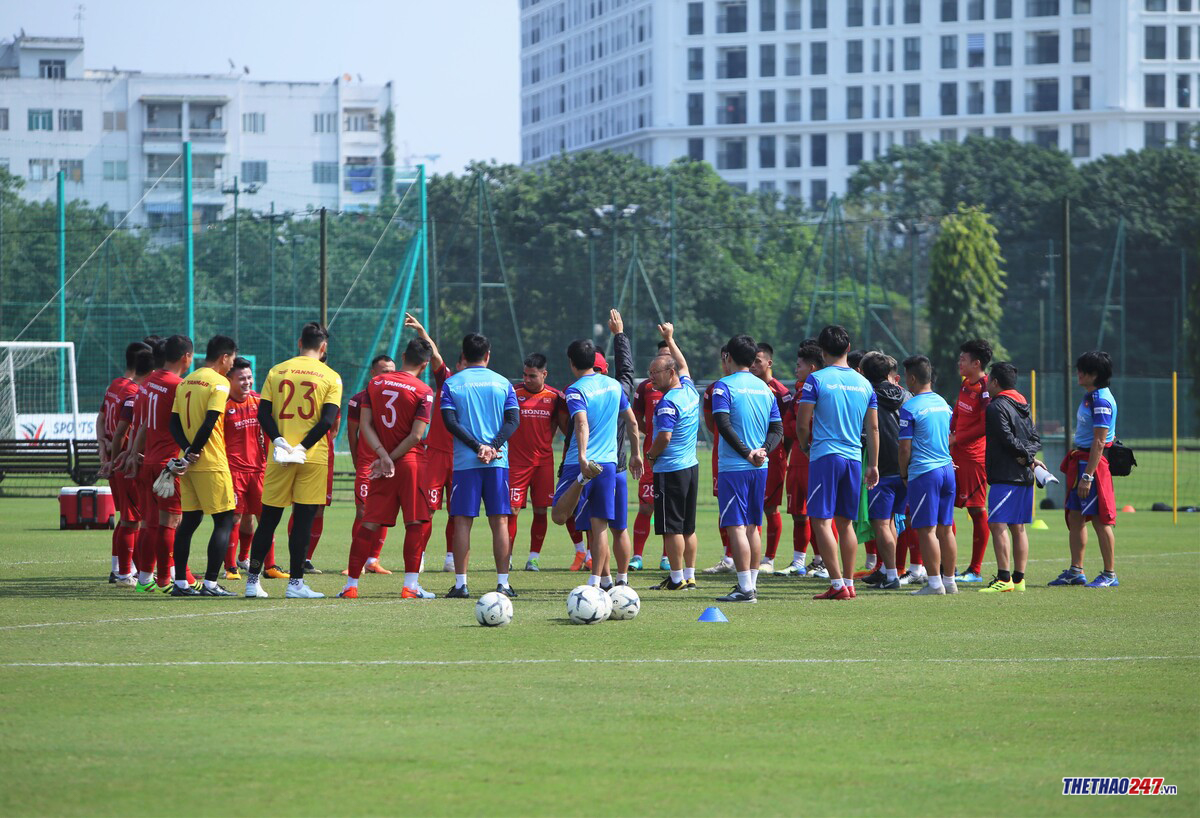 Như thường lệ, trước mỗi buổi tập, HLV Park Hang-seo thường dành ra một khoảng thời gian khá dài để dặn dò các học trò của mình. ĐTVN