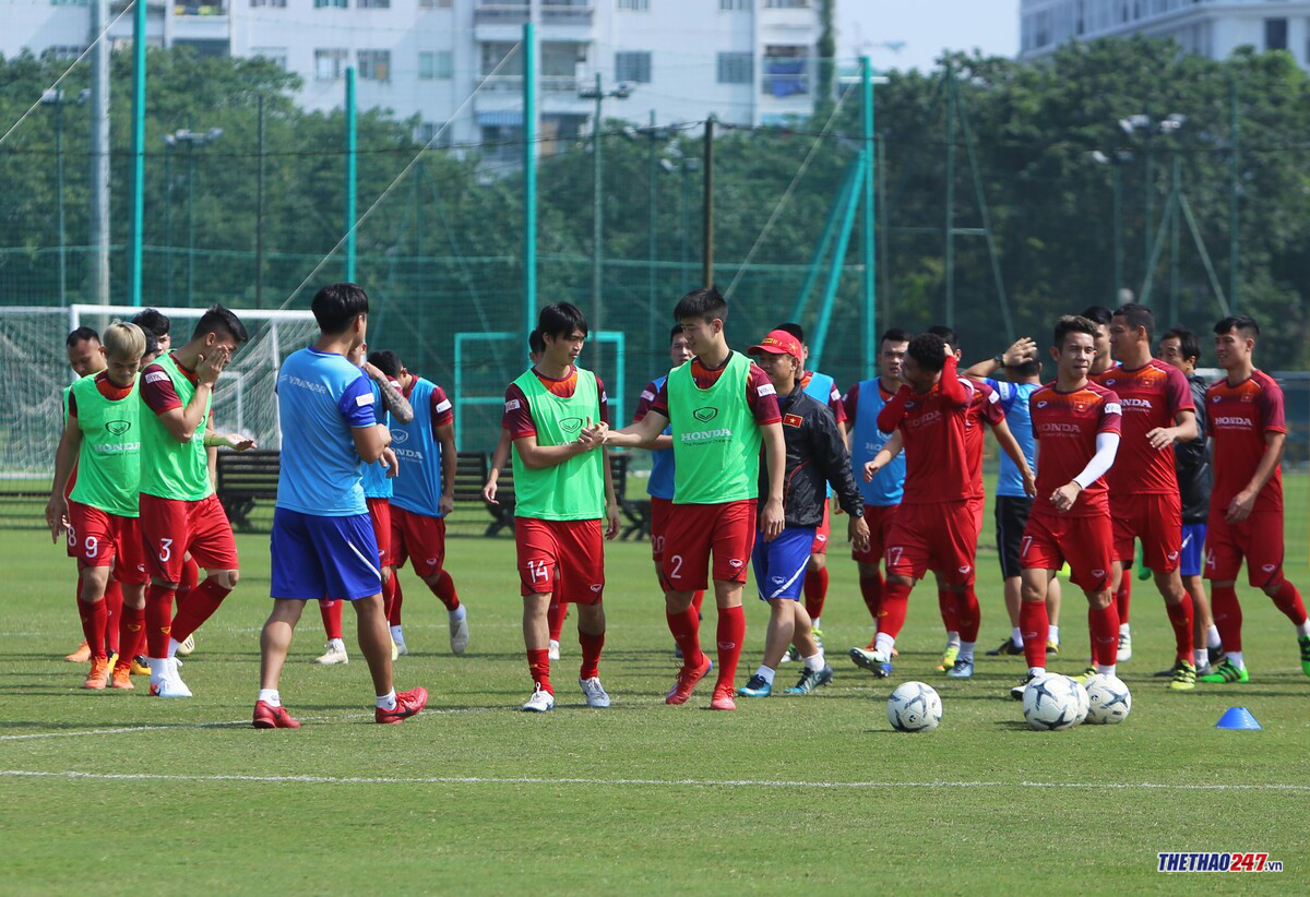 Tuấn Anh và Duy Mạnh đã khiến tất cả phải tò mò khi 2 cầu thủ này đang 'luyện tập' một kiểu ăn mừng cực kỳ mới lạ. ĐTVN
