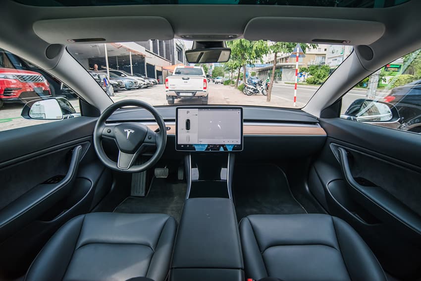 Thiết kế của xe điện Tesla Model 3 được xếp vào loại tiệm cận hạng sang. Thiết kế nội thất xe Tesla Model 3