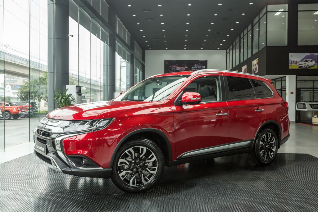 Mitsubishi Outlander đời cũ xả hàng để đón Mitsubishi Outlander bản mới 2020 về đại lý Gia xe Mitsubishi Outlander giam manh gan 200 trieu dong