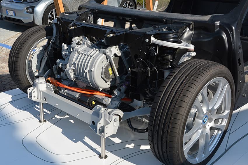 Động cơ BMW i8 2020. Động cơ BMW i8 2020.