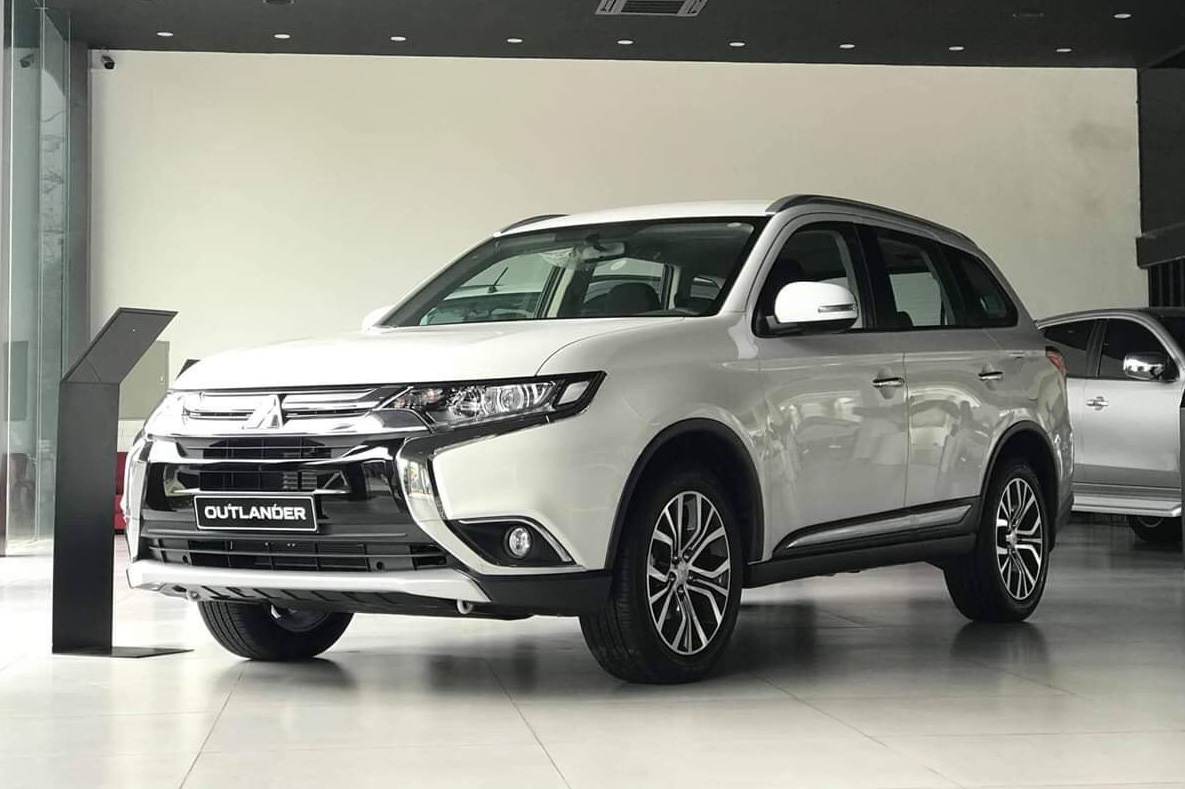 Mitsubishi Outlander được đại lý giảm mạnh gần 200 triệu với phiên bản 2018, 2019 Gia xe Mitsubishi Outlander giam manh gan 200 trieu dong