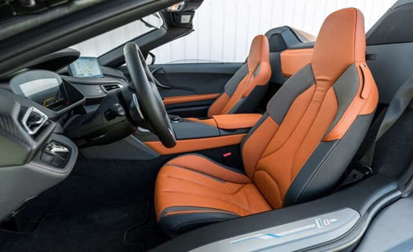 Nội thất của BMW i8 2020 bóng bẩy, tinh tế và sang trọng. Nội thất của BMW i8 2020 bóng bẩy, tinh tế và sang trọng.