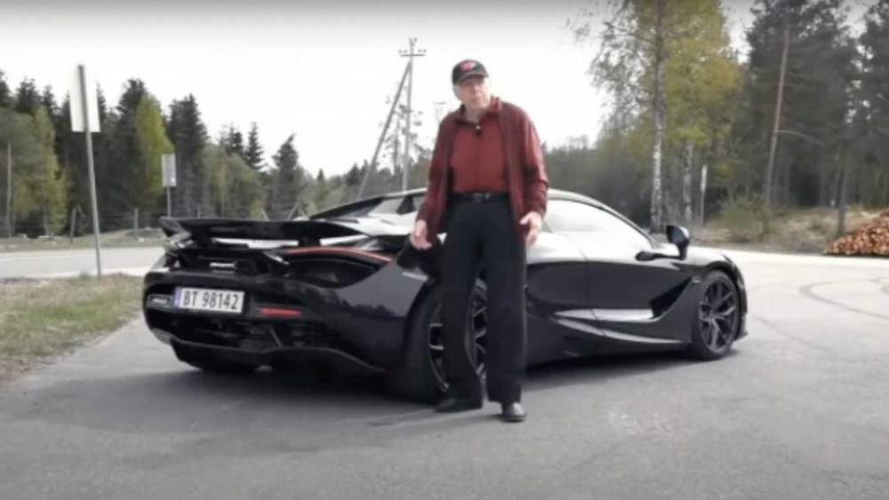 Cụ ông 78 tuổi thể hiện phong cách đẳng cấp của mình bên chiếc siêu xe McLaren 720S Spider. Cụ ông 78 tuổi thể hiện phong cách đẳng cấp của mình bên chiếc siêu xe McLaren 720S Spider