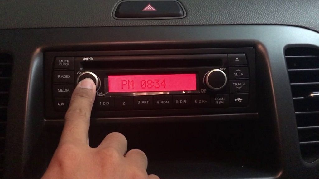 Núm radio được xem là bộ phận bẩn nhất trong nội thất xe ô tô mà nhiều người không biết 9 bo phan tren xe o to ban hon ca bon cau