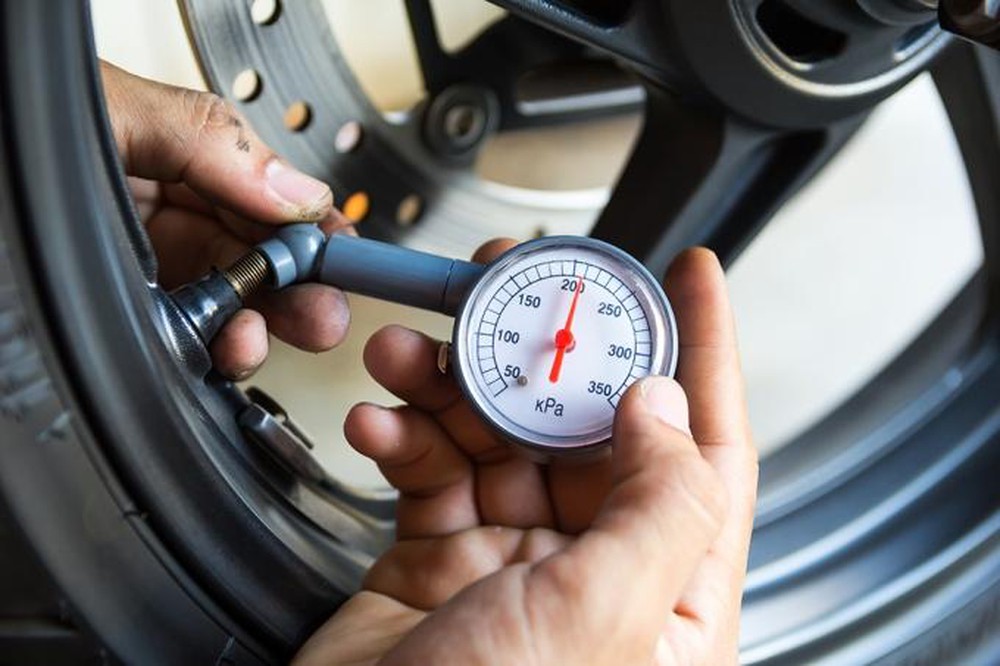 Khi phát hiện lốp xe bị non, chị em nên đưa xe đi bơm với áp suất vừa phải. Khi phát hiện lốp xe bị non, chị em nên đưa xe đi bơm với áp suất vừa phải