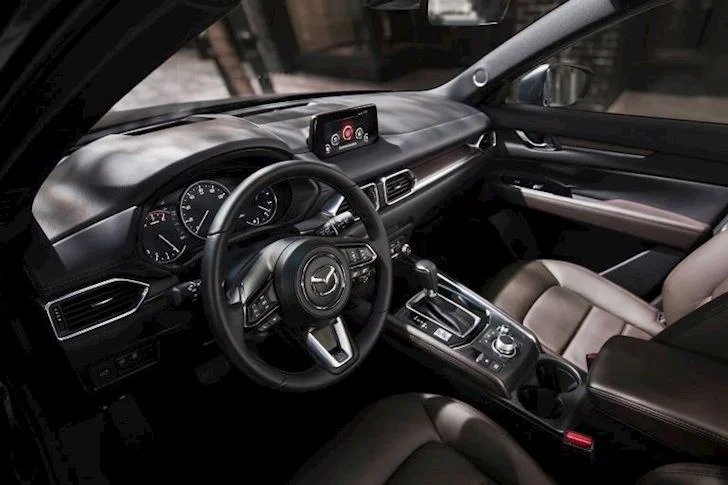 Nội thất sang trọng và tiện nghi trên CX-5 mang đến người dùng trải nghiệm tuyệt vời Mazda CX-5 uu dai len den 115 trieu dong