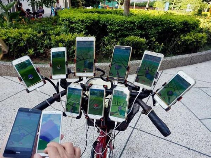Cụ ông Chen đã từng sở hữu 11 chiếc smartphone gắn trên siêu xe để đi bắt Pokemon Sieu xe gan hon 60 smartphone cua cu ong me choi Pokemon Go