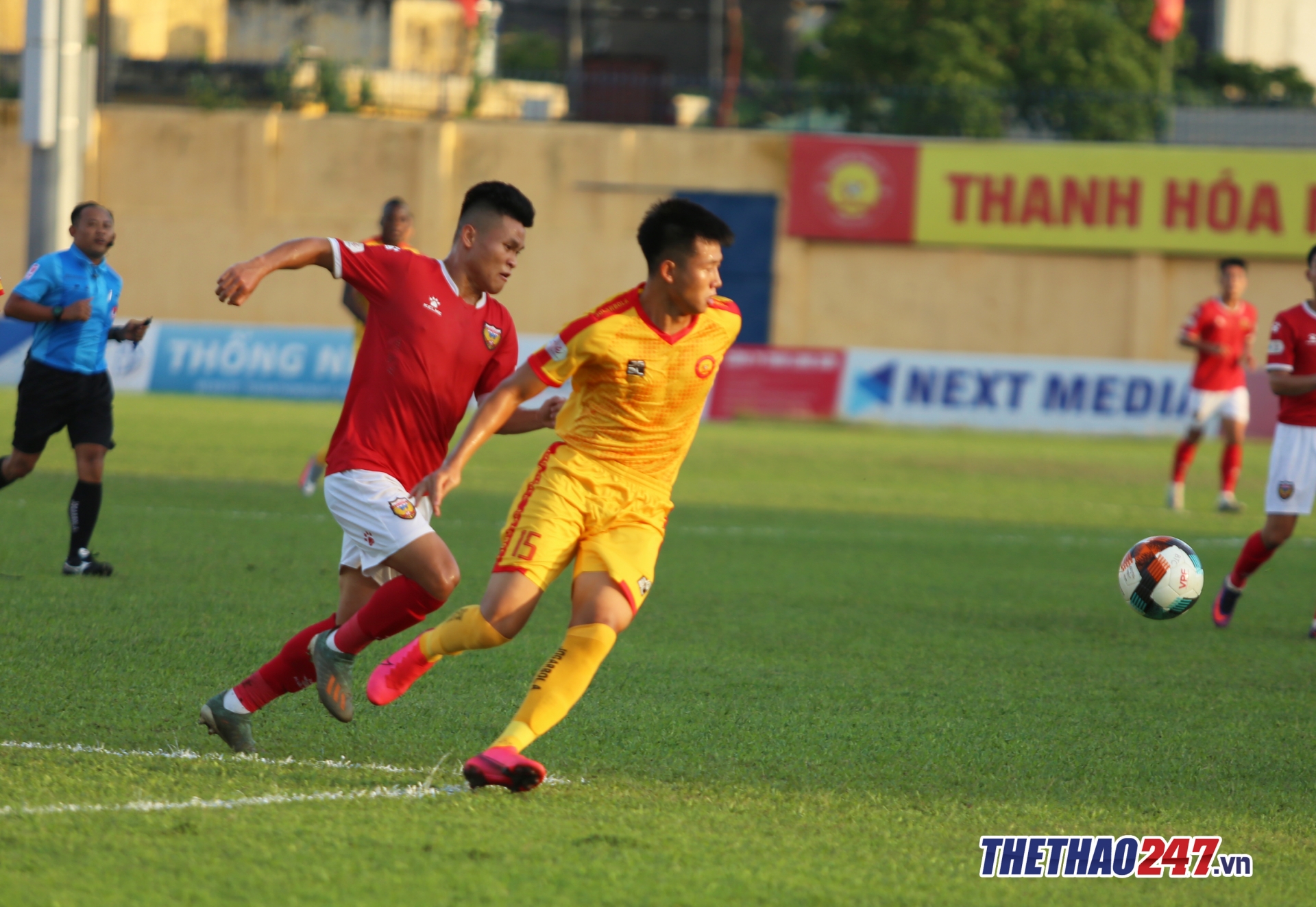 Nhìn chung, trong hiệp đấu đầu tiên, đoàn quân của HLV Mai Xuân Hợp thi đấu có phần lấn lướt hơn so với đội khách. Song các chân sút của đội bóng này vẫn thiếu đi sự sắc sảo cần thiết nên chưa thể khiến thủ thành Dương Quang Tuấn vào lưới nhặt bóng. Tuy nhiên, Hồng Lĩnh Hà Tĩnh không thể đứng vững trước lối tấn công bền bỉ của Thanh Hóa. Phút 56, từ quả đá phạt góc bên cánh trái của Thành Long, Văn Thắng bật cao đánh đầu mở tỷ số cho đội nhà.