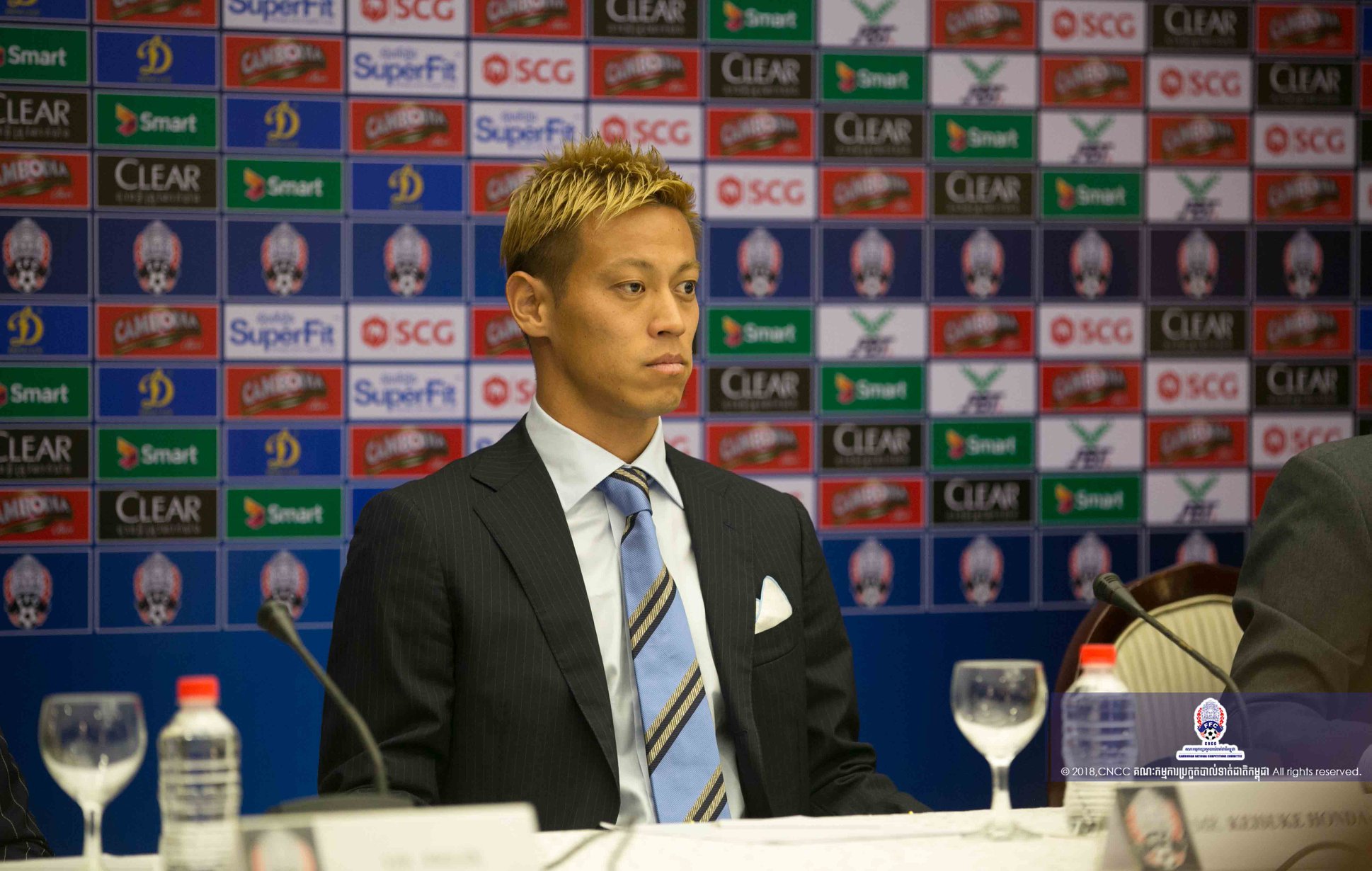 Keisuke Honda trong buổi họp báo ra mắt honda dan dat campuchia
