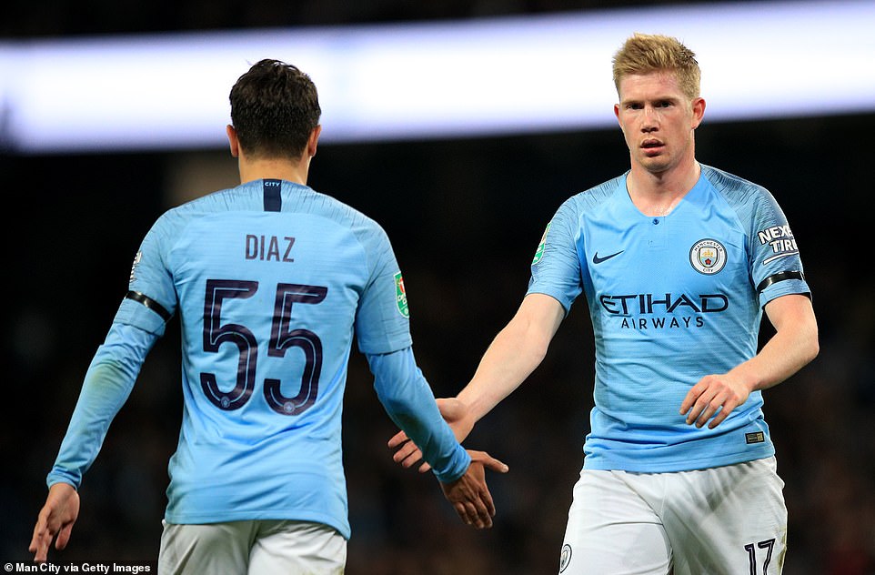Chiến thắng của Man City có một chút gợn khi De Bruyne gặp chấn thương