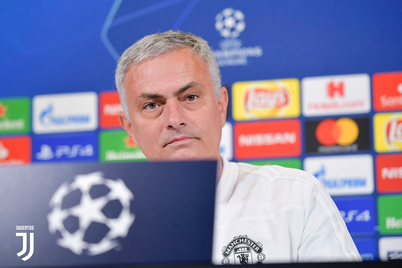Mourinho trong buổi họp báo trước trận gặp Juventus