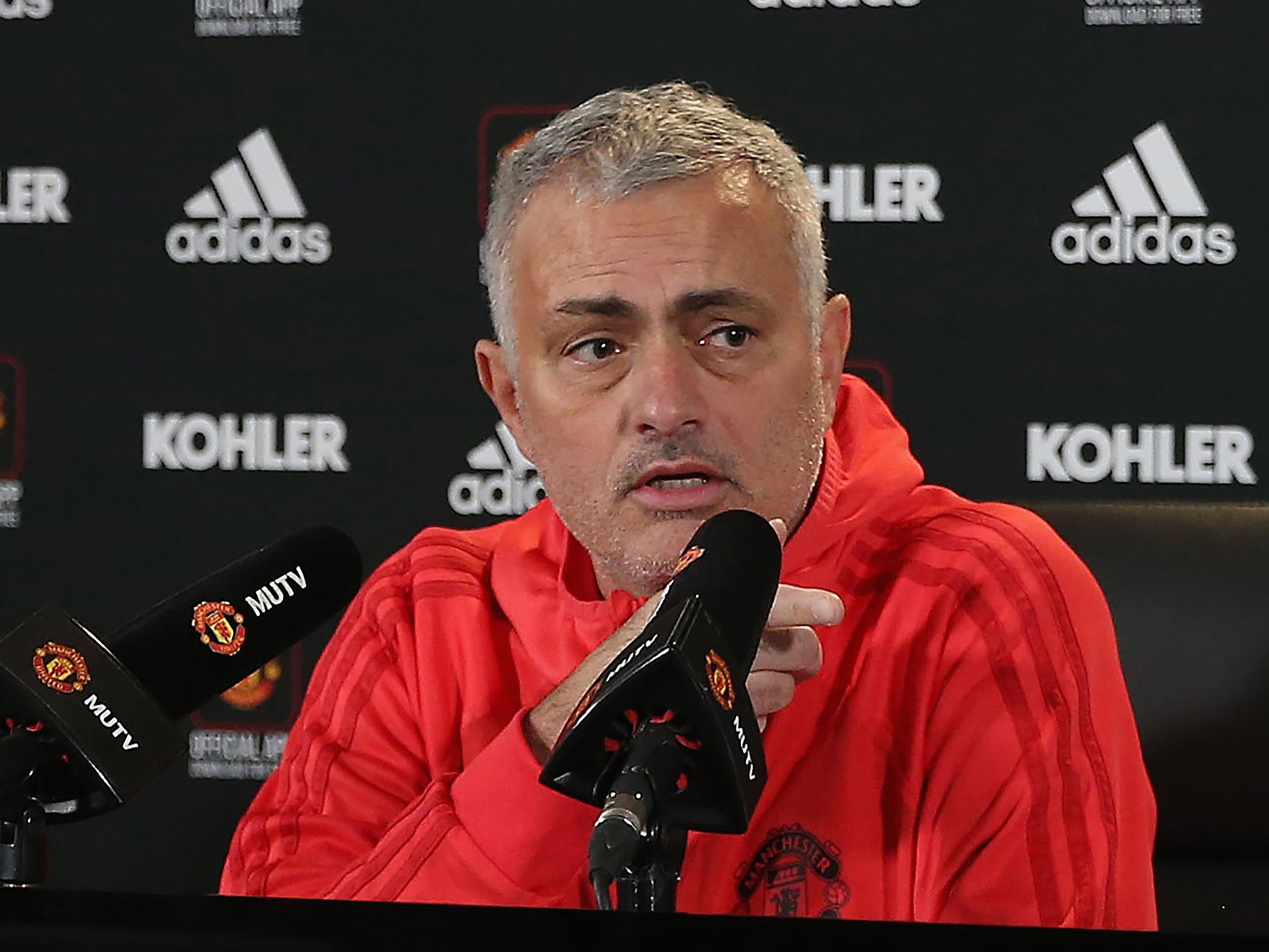 Mourinho trong buổi họp báo