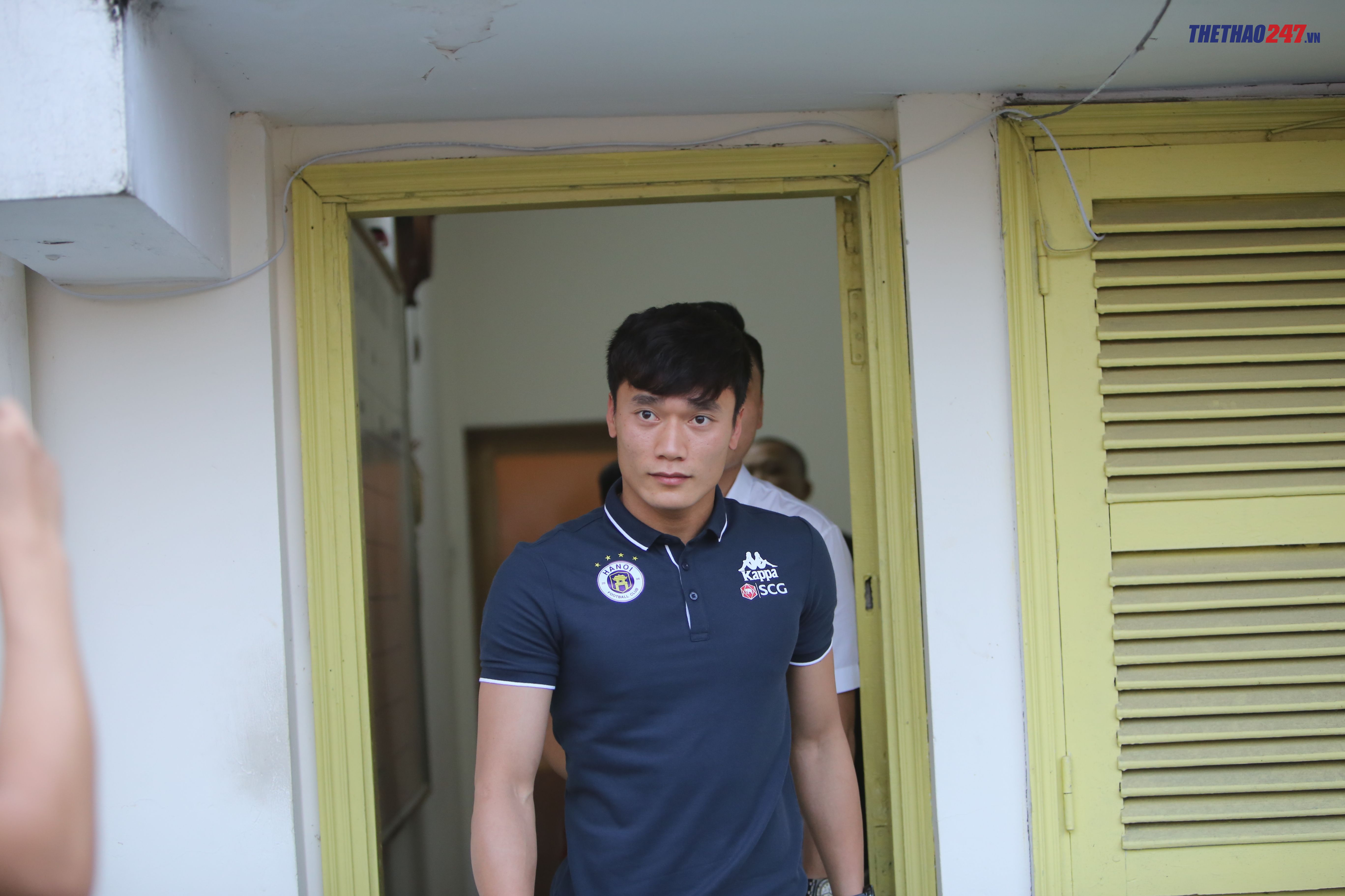 Tiến Dũng bước ra từ phòng đàm phán