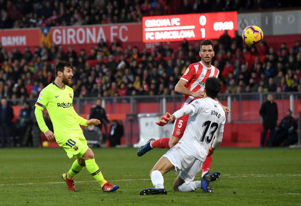 Khoảnh khắc Messi bấm bóng qua đầu Bono