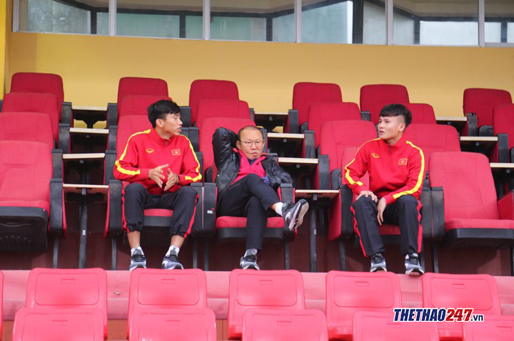 3 thầy trò ngồi trên khán đài Vip quan sát trận đấu. Ảnh: Ngọc Bảo