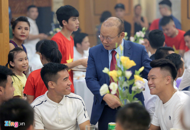 Ông Park đến hỏi thăm một số cầu thủ Hà Nội ở bàn tiệc (Ảnh:Zing)