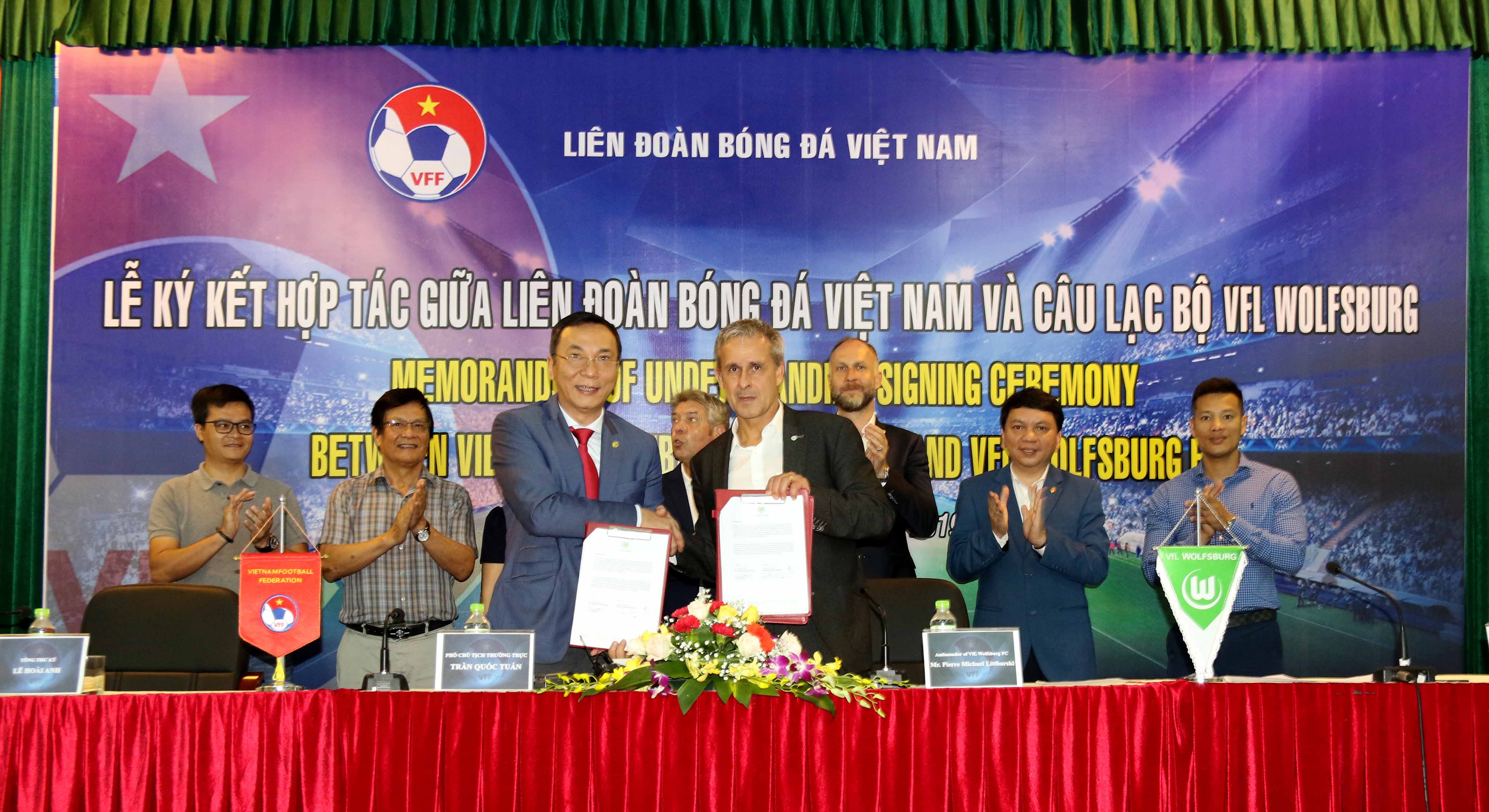 Đại diện Wolfsburg trong lễ ký kết ghi nhớ hợp tác