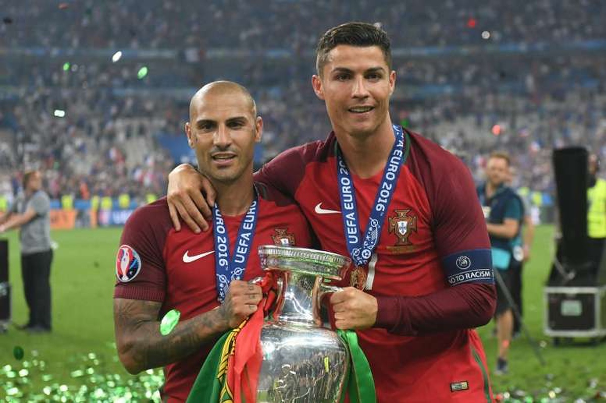 Quaresma nâng chiếc cúp vô địch Euro 2016 bên cạnh Ronaldo