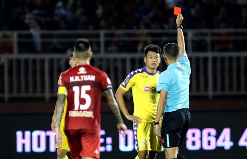 Thành Chung ngơ ngác khi bị rút thẻ đỏ