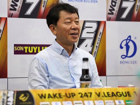 HLV Chung Hae Seong trong buổi họp báo