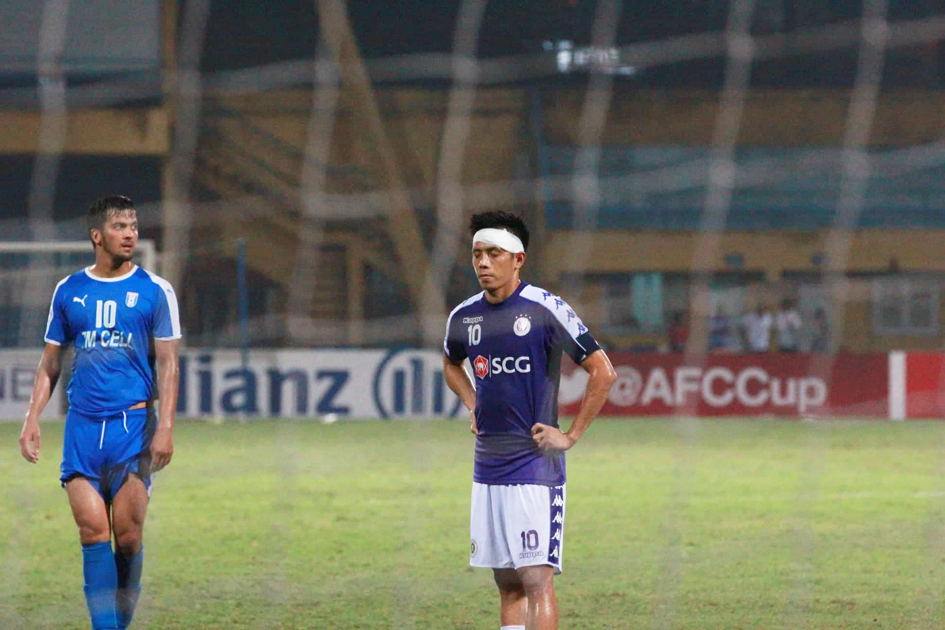 Văn Quyết bản lĩnh trên chấm penalty (Ảnh: Thế Trung)