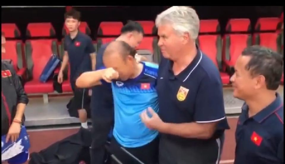 HLV Park gạt lệ khi nghe lời cảm ơn từ Guus Hiddink (Ảnh cắt từ clip)