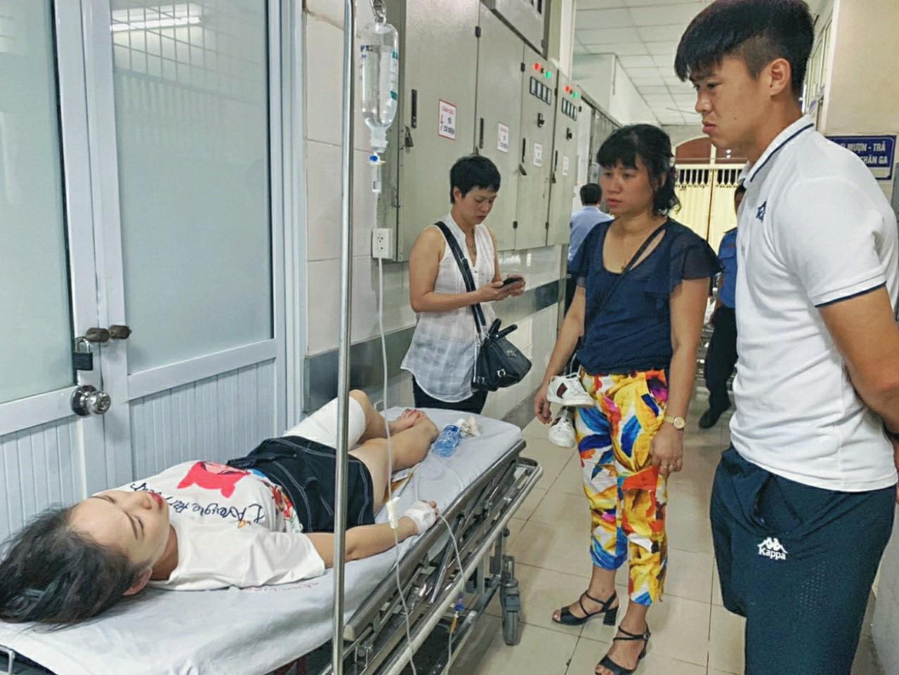 Duy Mạnh đến bệnh viện hỏi thăm Huyền Anh (Ảnh: CLB Hà Nội)