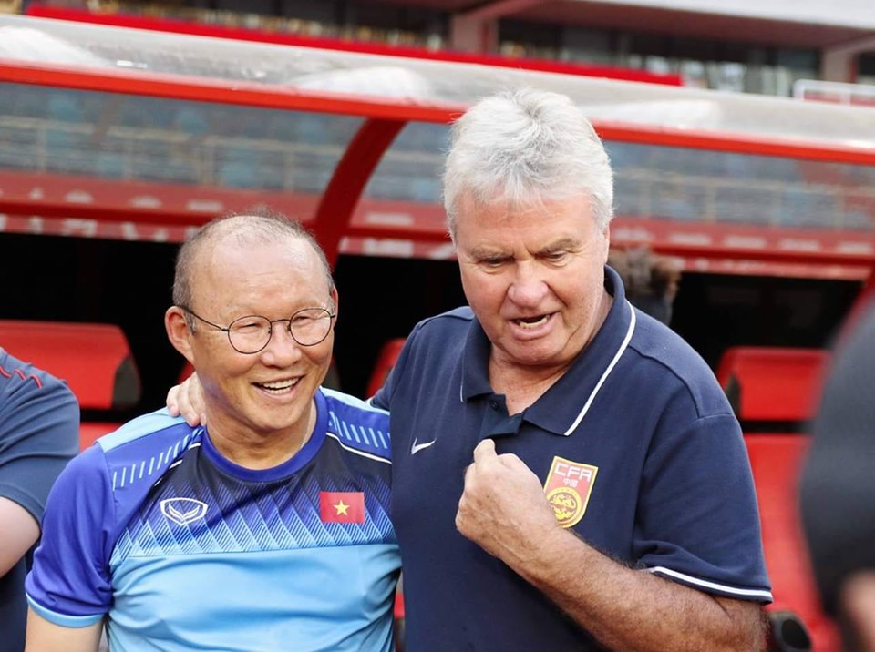 HLV Hiddink và Park Hang Seo trong buổi tập của ĐT U22 Việt Nam