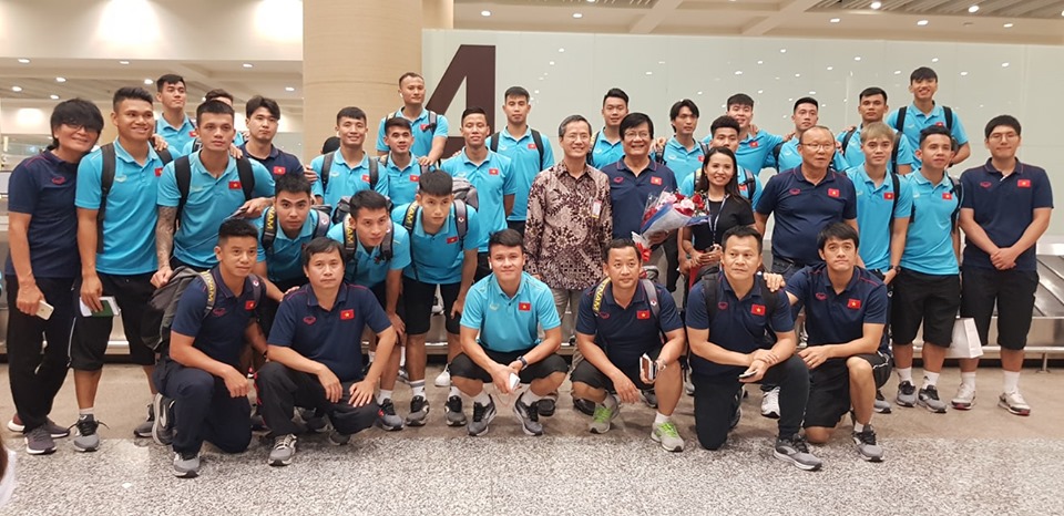 ĐT Việt Nam chụp ảnh cùng Đại sứ Phạm Vinh Quang (Ảnh: VFF)