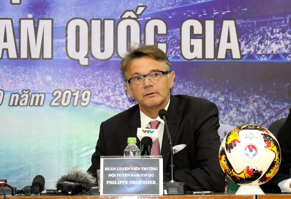 HLV Philippe Troussier không phàn nàn nhiều về việc HAGL đưa quân đi tập huấn