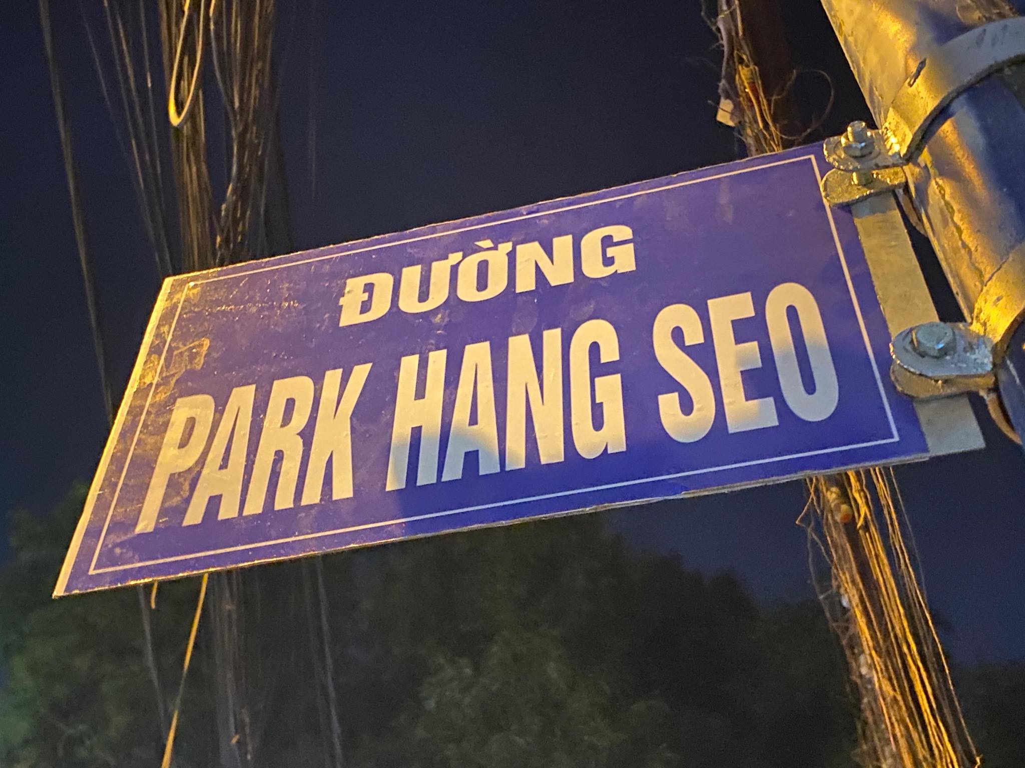 Tấm biển có tên HLV Park Hang Seo đã được gỡ xuống