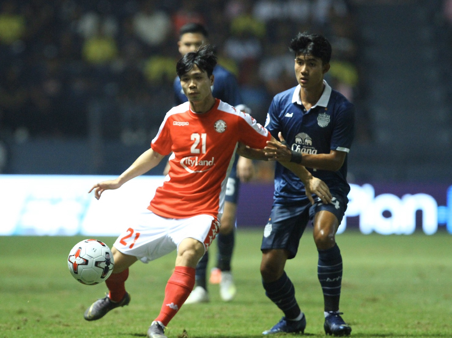 Công Phượng đã bị kìm kẹp chặt bởi hàng thủ Buriram