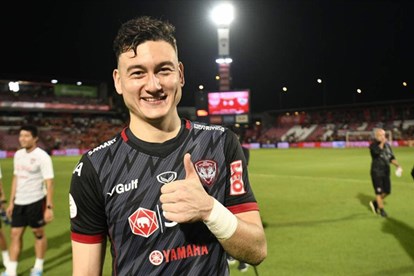 Văn Lâm tiếp tục là điểm tựa của Muangthong ở hàng thủ
