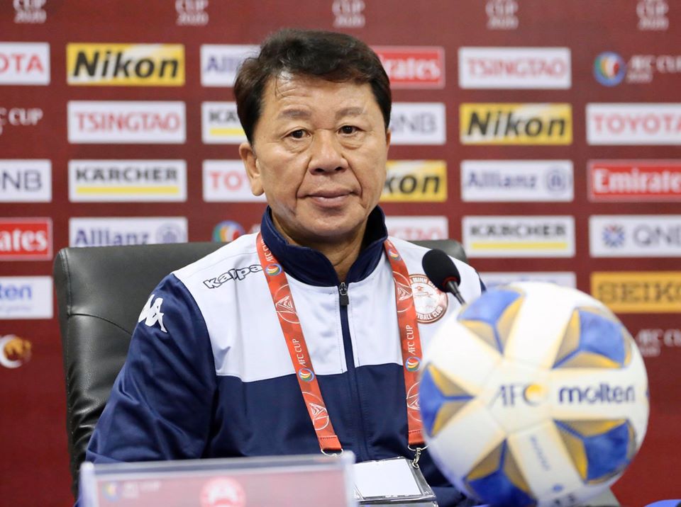 HLV Chung Hae Seong trong buổi họp báo