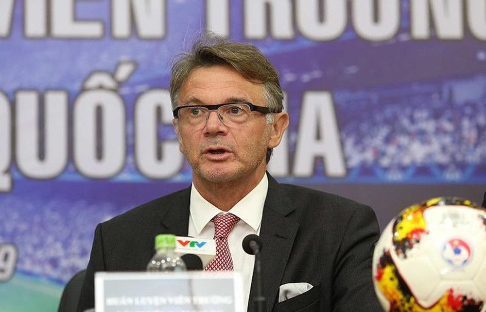 Ông Troussier vừa là GĐKT của PVF, cũng đang đảm nhiệm vị trí HLV trưởng U19 VN