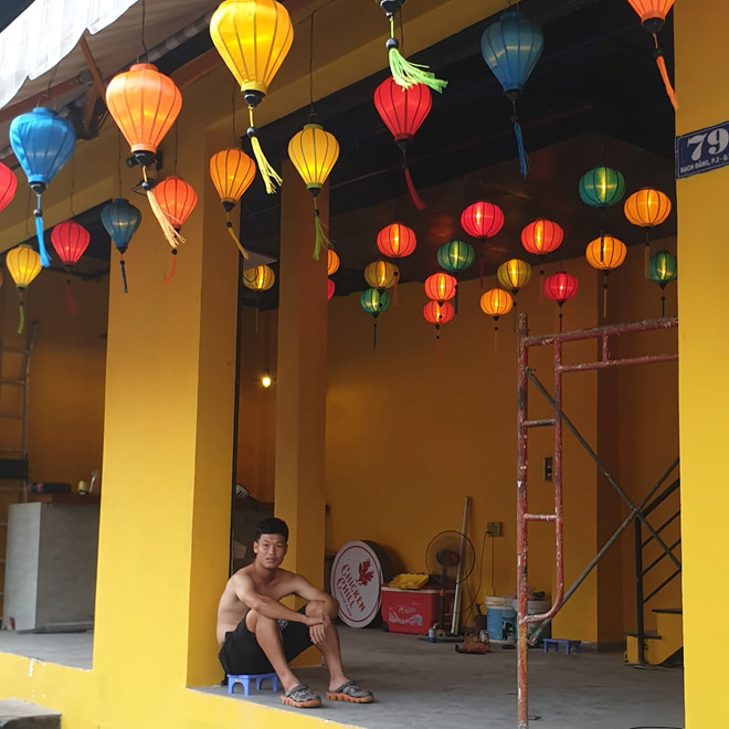 Đông Triều tranh thủ thời gian rảnh qua sửa quán