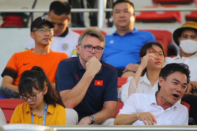 Ông Troussier thường xuyên dự khán các trận đấu của Phố Hiến