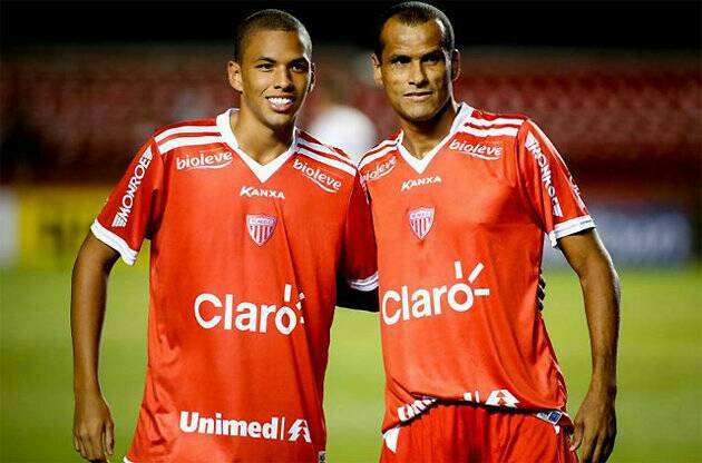 Rivaldinho và người cha nổi tiếng Rivaldo