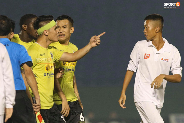 Quang Hải chỉ tay cảnh cáo cậu bé khiêng cáng (Ảnh: Sport5)