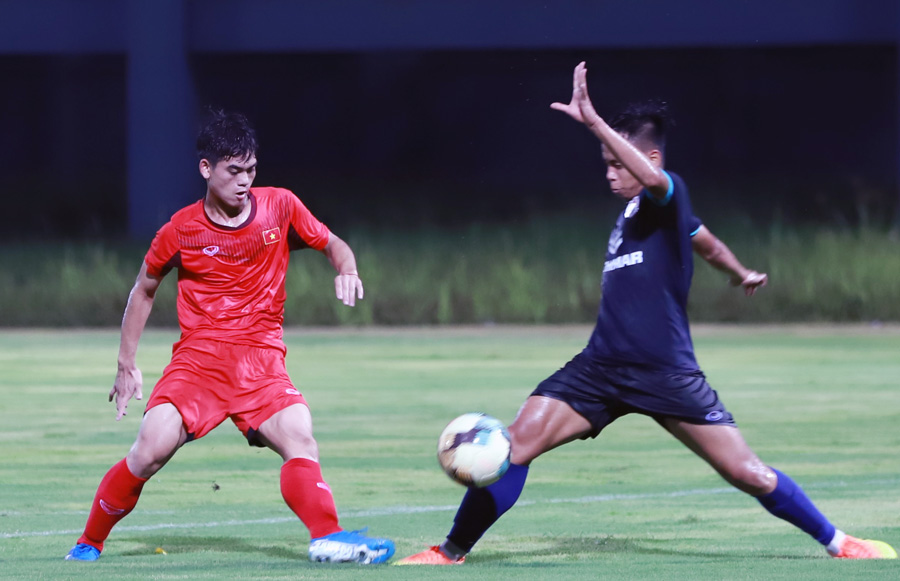 Các cầu thủ trẻ U19 Việt Nam đã có trận “thử lửa” với CLB Phố Hiến tại sân PVF. Ảnh: Văn Chung.