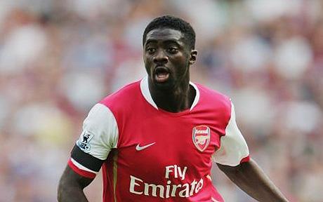 Kolo Toure bất bại cùng Arsenal. Ảnh: Mirror Ngoại hạng Anh, MU, Chelsea, Arsenal, Man City, Man Utd, Manchester United, tin Ngoại hạng Anh