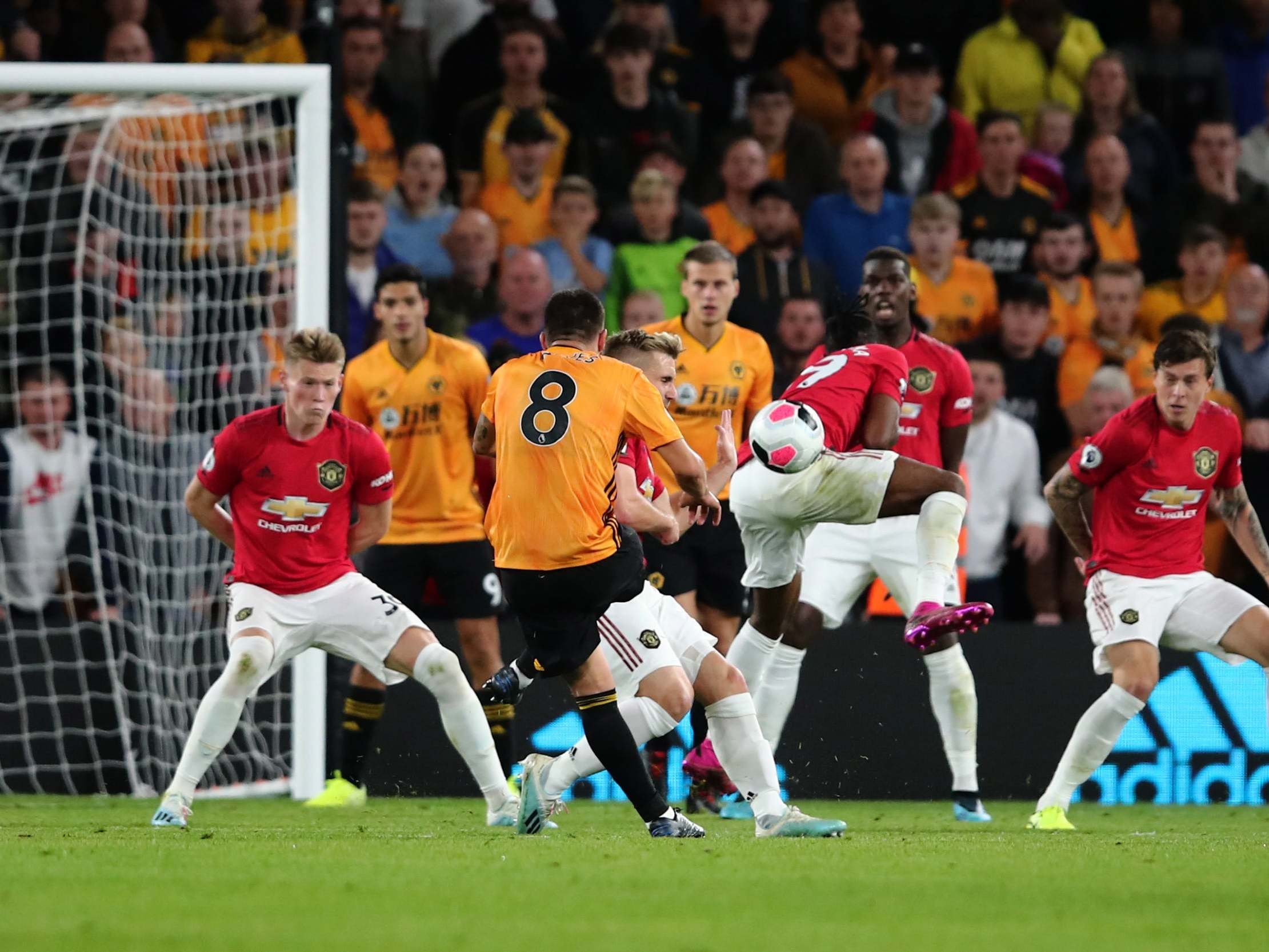 Cú sút của Neves cầm hòa MU. Ảnh: Independent MU, MU vs Wolves, Wolves, Man Utd vs Wolves, Ruben Neves, Ngoại hạng Anh, tin MU, tin Man Utd